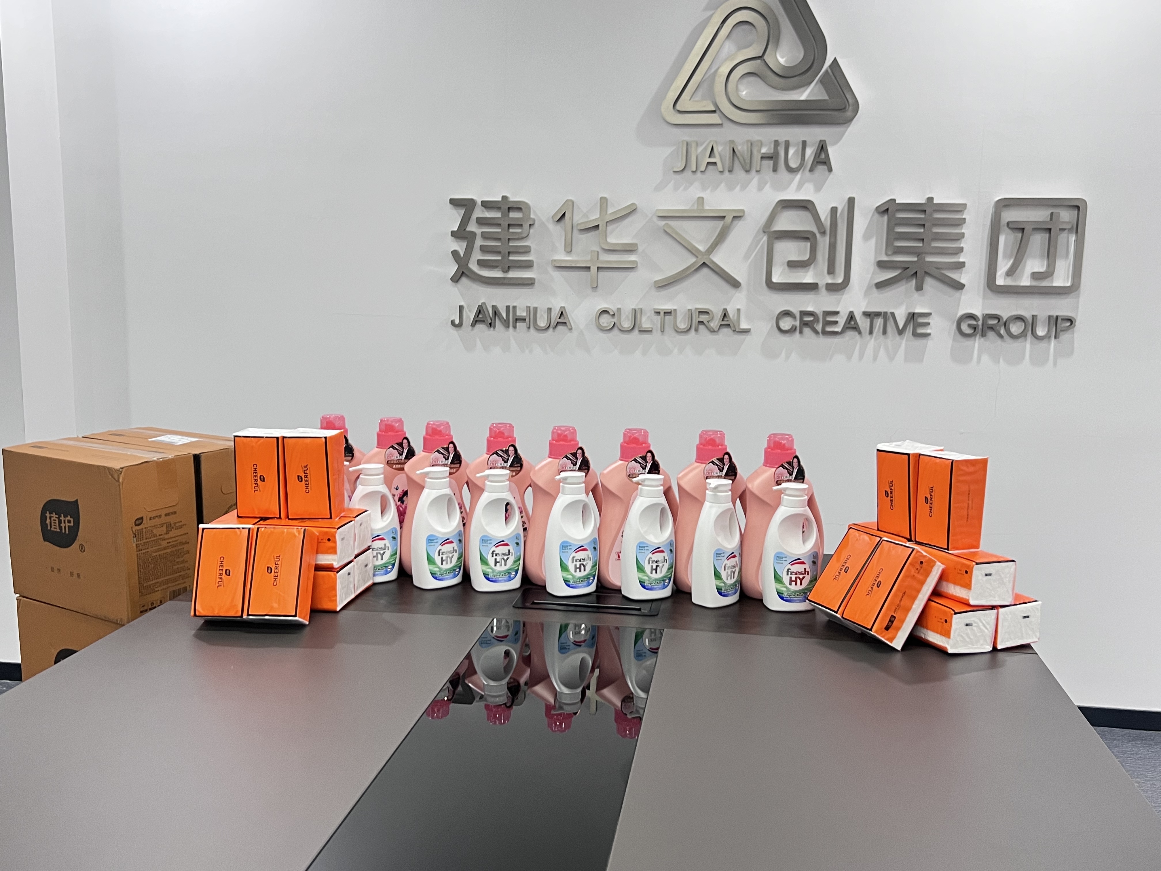 爱在春天，，，，，，，，情暖三八——必赢文创集团工会为女职工发放暖心福利