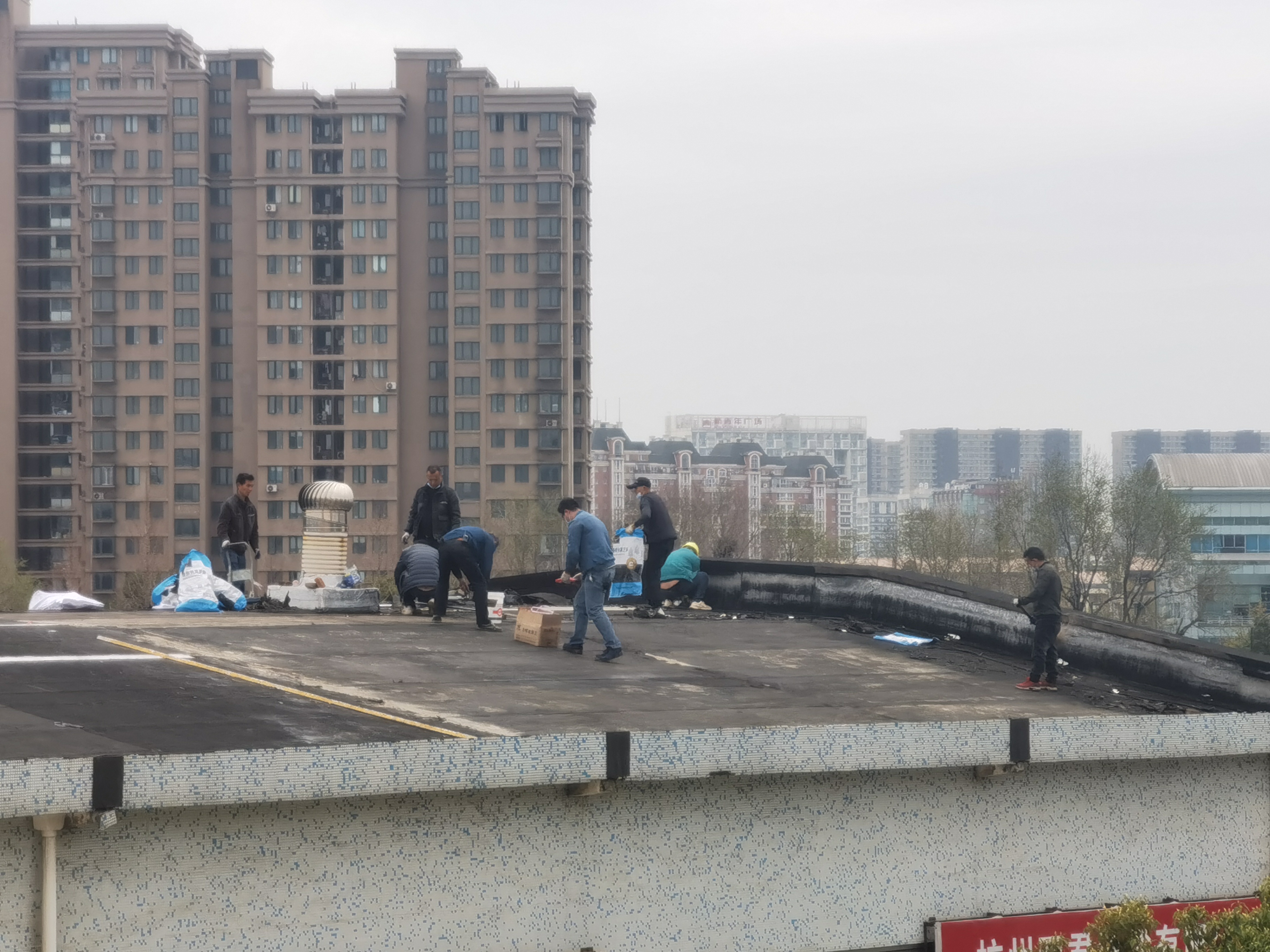必赢市场屋顶防水维修进行中