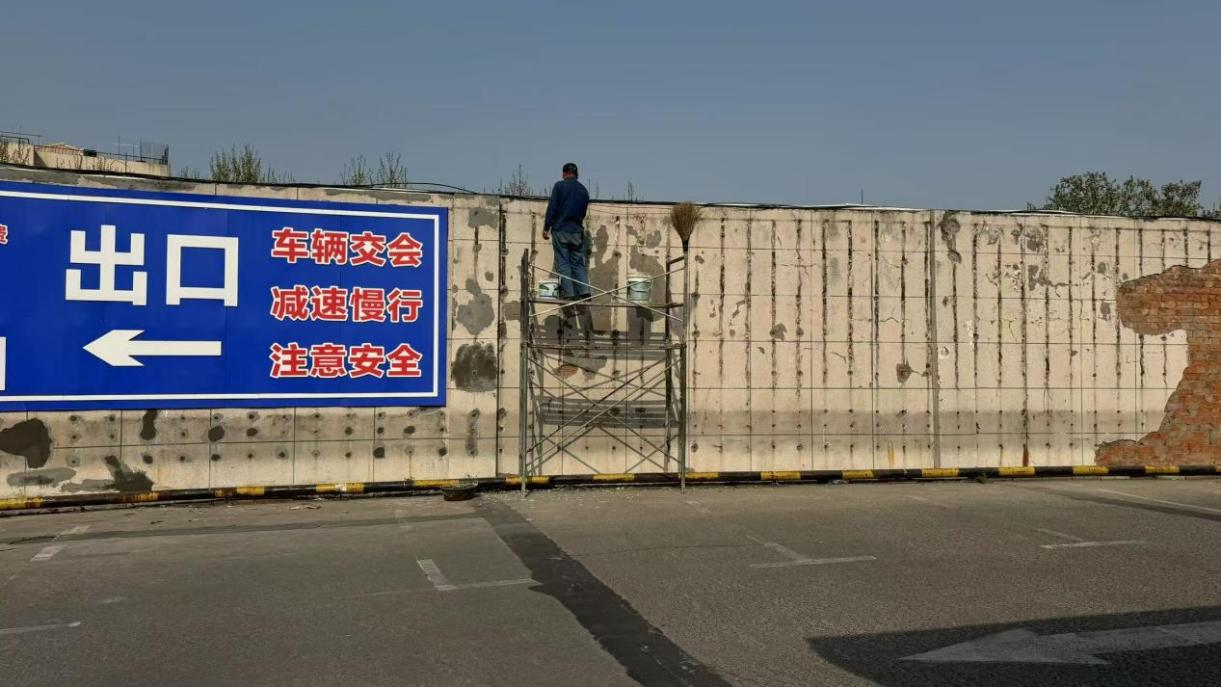 钱江商城三楼停车场墙开展面修补工作