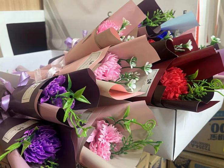 必赢文创集团开展“送你一朵小花”女神节活动
