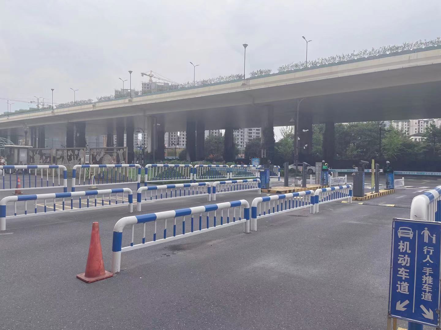 变废为宝，，，，，，，，水晶城开展道闸护栏改造