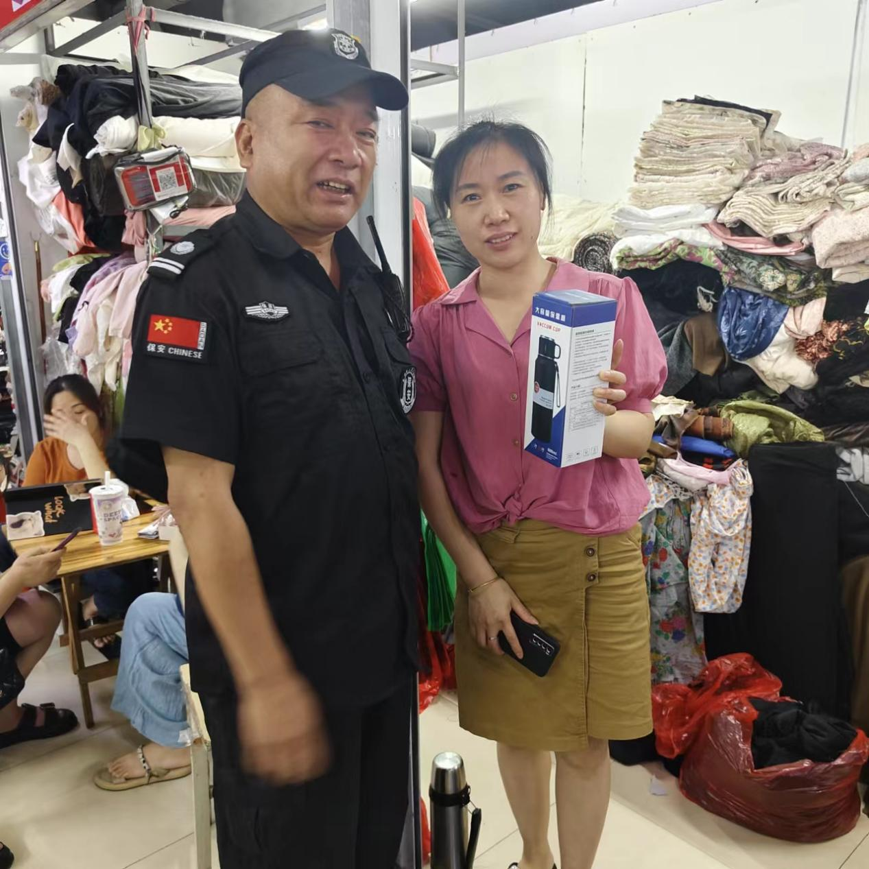 化险为夷！热心商户见义勇为，，，，，，危急情况扶梯救人