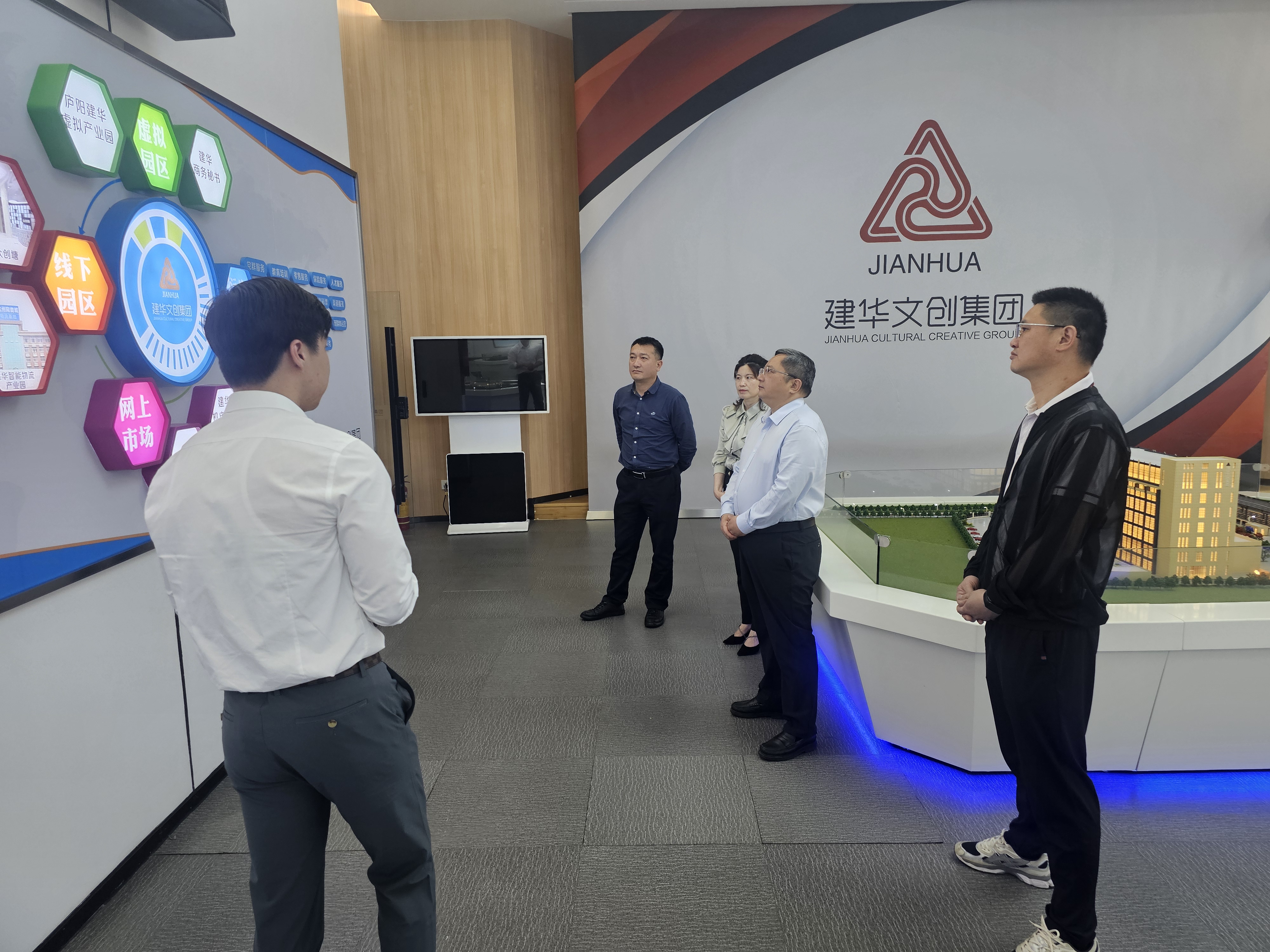 贵溪市人民政府市长、经开区书记潘磊一行莅临必赢文创集团考察调研