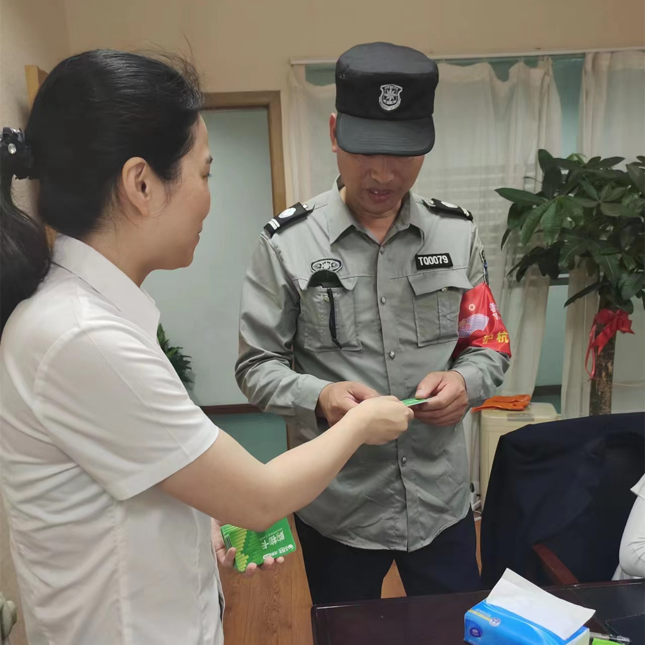 必赢市场工会为全体职工发放端午慰问品