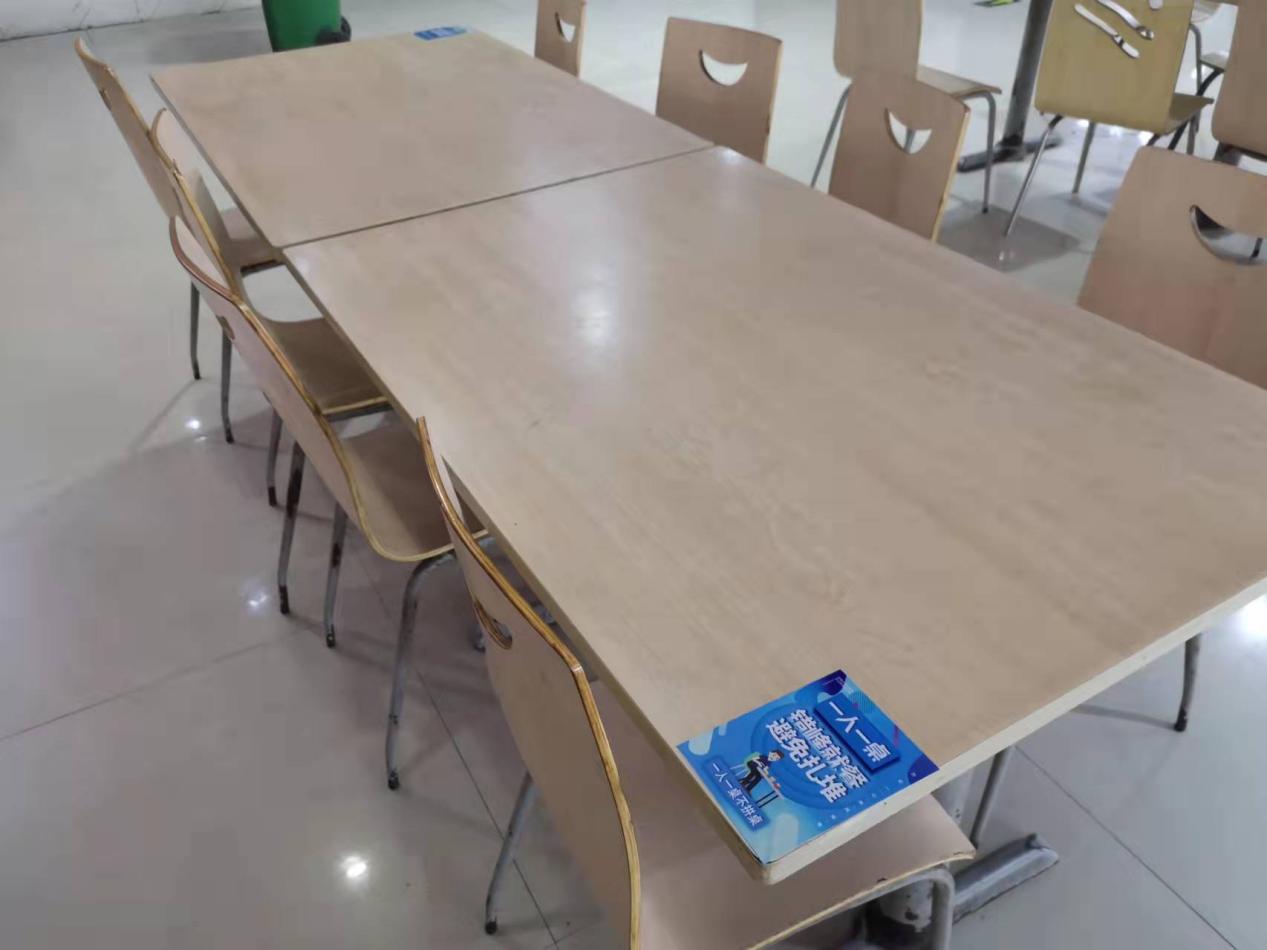 钱江商城采用隔桌用餐，，，，，顾客吃得放心安心舒心