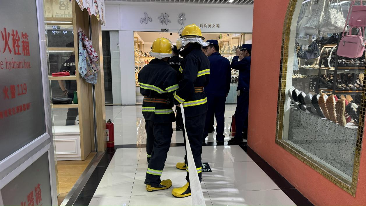 以演促防，，，，，，钱江商城联合水晶城开展微型消防站拉练