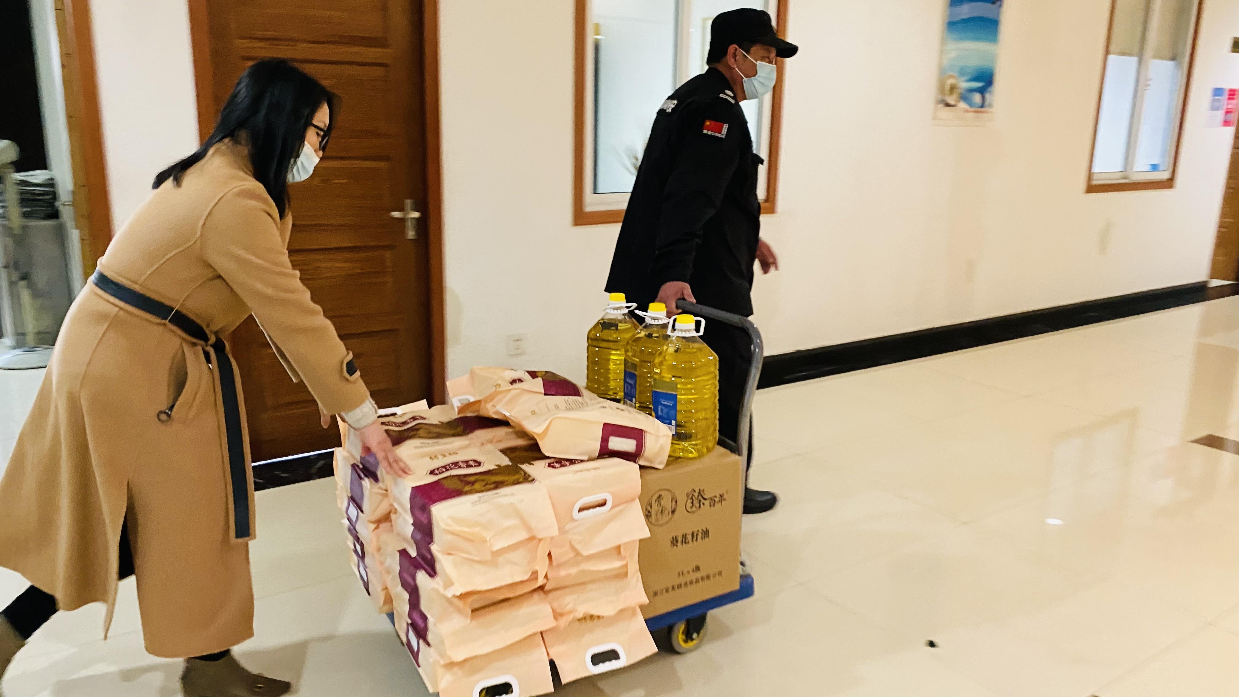 心系员工，，，，，温暖新春！ 钱江商城为全体员工发放春节福利