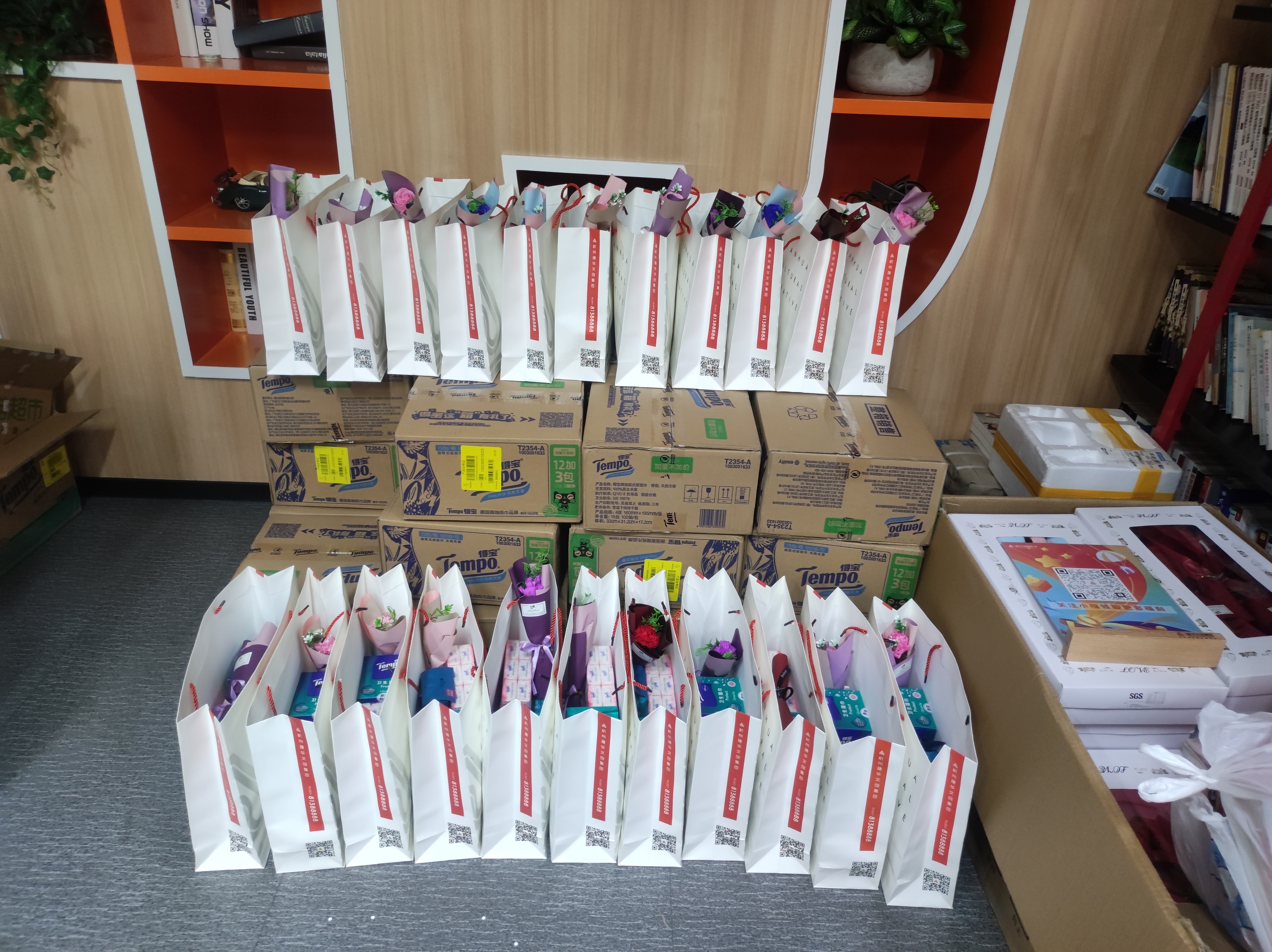 “芝兰风雅至，，，，，伊人踏香来”——-必赢文创集团工会开展女神节慰问活动