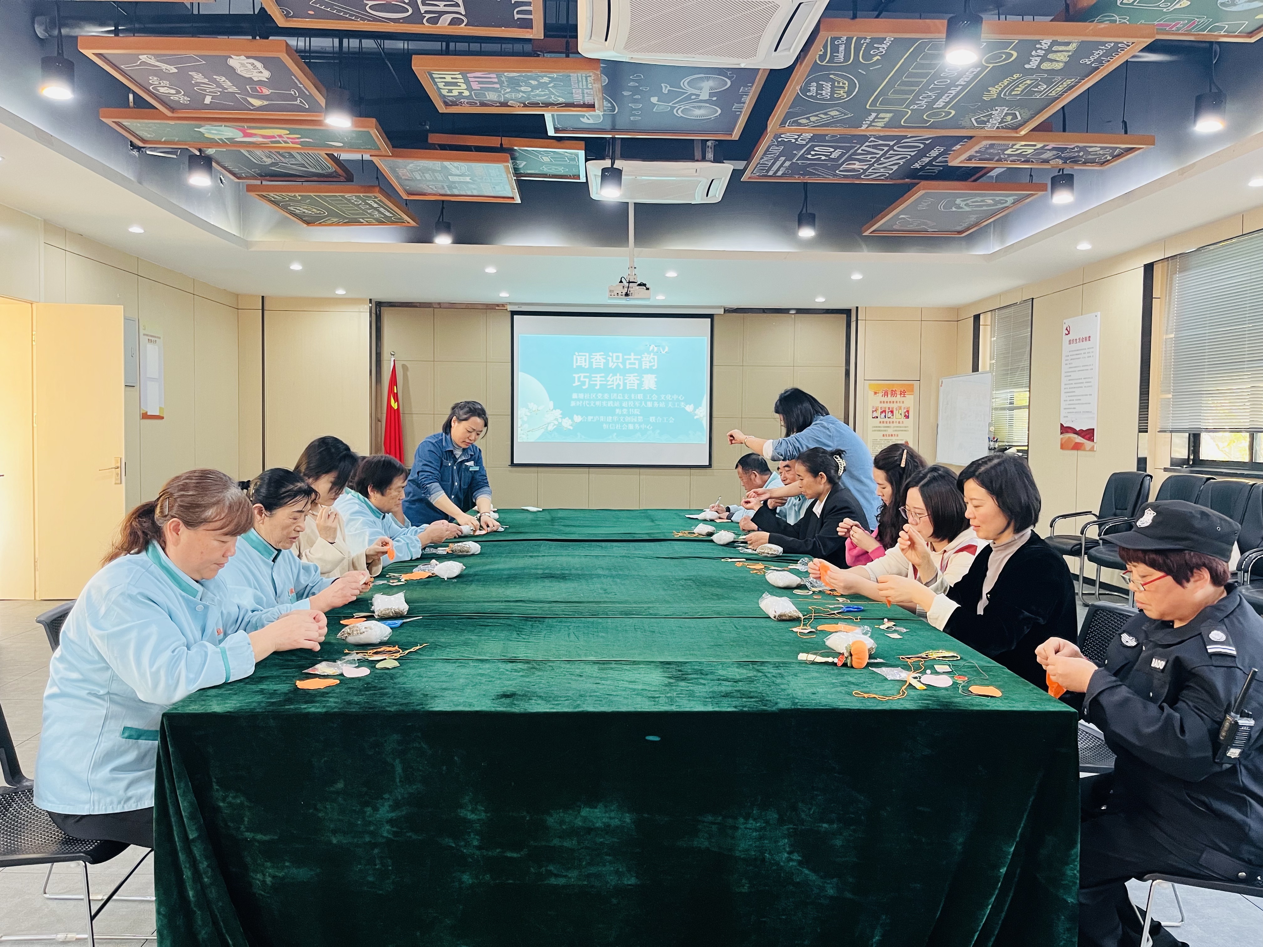 “闻香识古韵 巧手纳香囊”活动在庐阳必赢文创园举办
