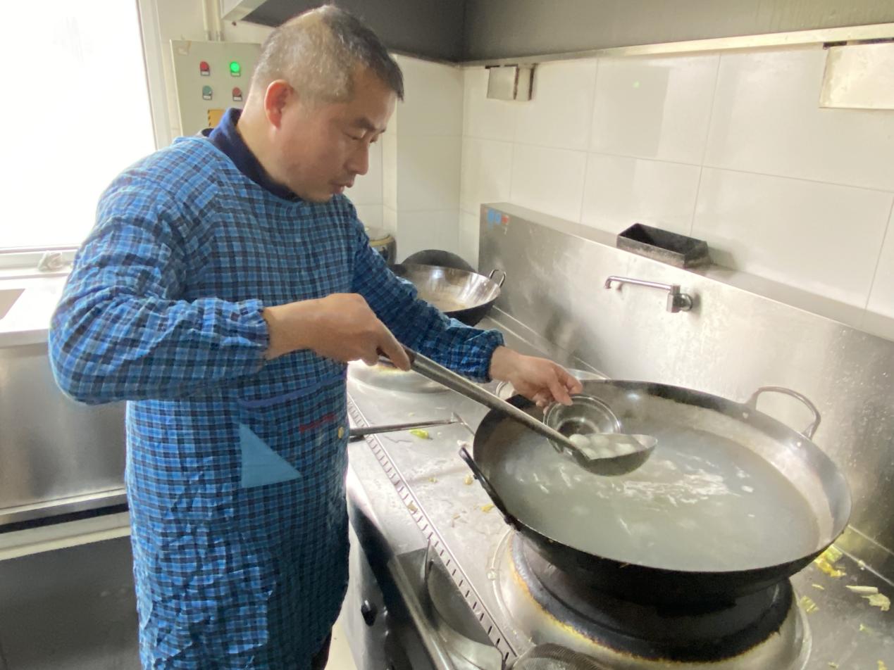 小小汤圆庆元宵，，，，，浓浓真情暖人心