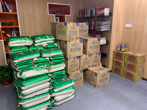 20200122喜迎春节 必赢文创集团工会组织发放2020年度新春慰问品 (1).jpg