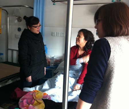 必赢网络工会心系一线 看望住院员工 (1).jpg