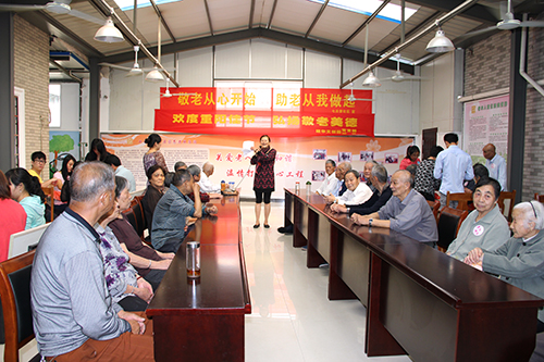 必赢文创园党支部团委走访慰问七古登社区老人 (2).jpg