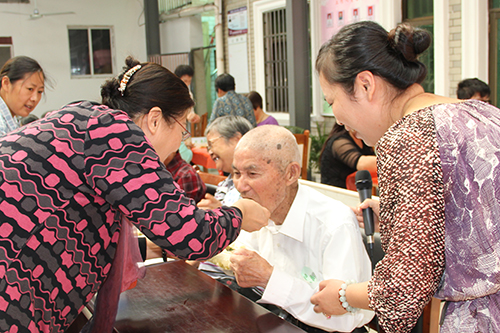 必赢文创园党支部团委走访慰问七古登社区老人 (5).jpg